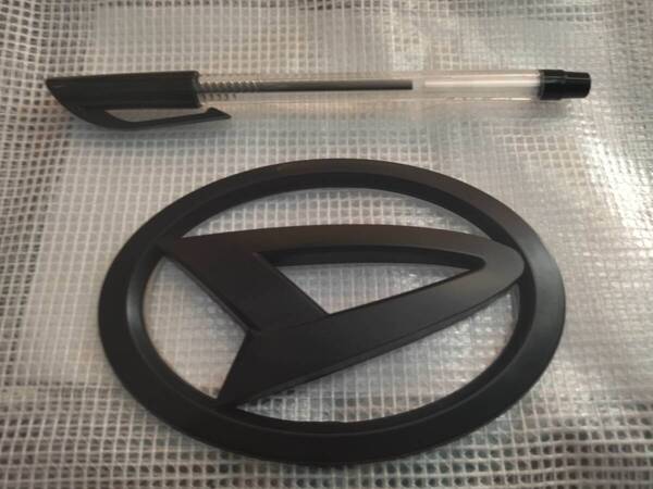 【ゆうパケット送料込】【11㎝】DAIHATSU(ダイハツ) ロゴ 3Dエンブレム マットブラック 横11㎝×縦7.7cm フロントグリル用 リア用