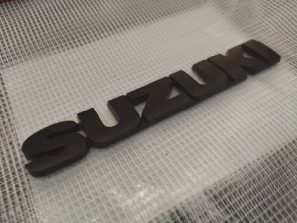 【ゆうパケット送料込】SUZUKI(スズキ) 3Dエンブレム(両面テープ付) マットブラック 縦2.5cm×横15.2cm プラスチック製