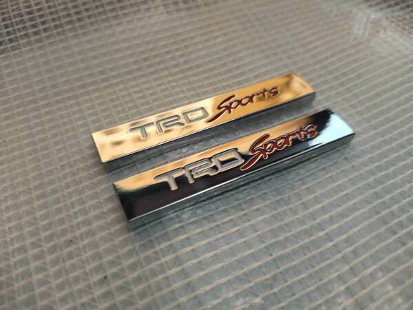 【ゆうパケット送料込】TRD Sports エンブレムプレート 白/赤 縦1.0cm×横6.0cm 2枚組 金属製 トヨタ TOYOTA