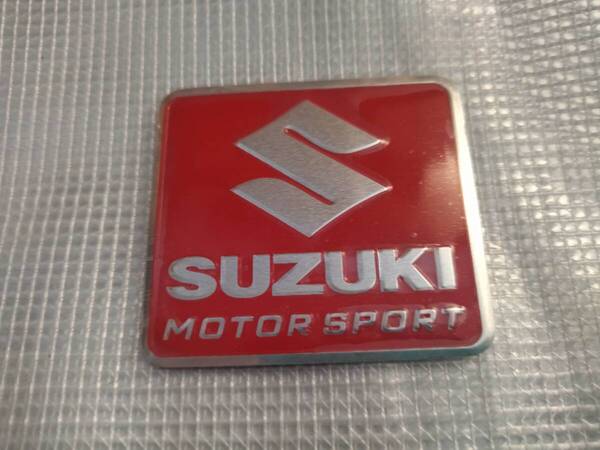 【ゆうパケット送料込】SUZUKI(スズキ) エンブレムプレート レッド 縦5.5cm×横6cm アルミ製