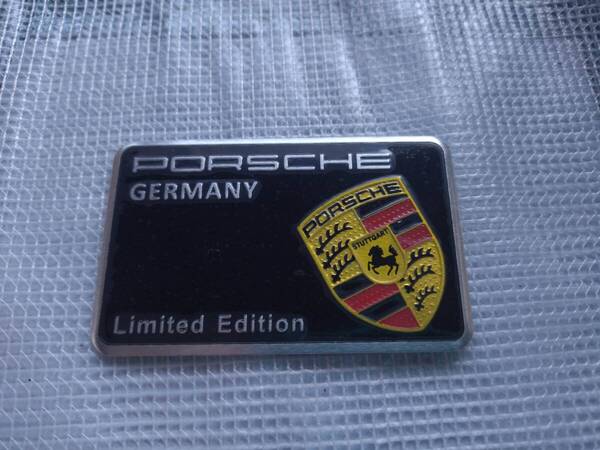 【ゆうパケット送料込】PORSCHE(ポルシェ) 3Dエンブレムプレート ブラック アルミ製 911 カイエン マカン ケイマン 718 パラメーラ