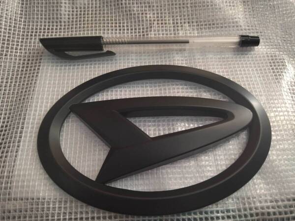 【13㎝】【ゆうパケット送料込】DAIHATSU(ダイハツ) ロゴ 3Dエンブレム マットブラック 横13㎝×縦9.1cm フロントグリル用 リア用