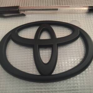 【11㎝】【ゆうパケット送料込】トヨタ(TOYOTA) ロゴ 3Dエンブレム マットブラック 縦7.5×横11 フロントグリル用 リア用