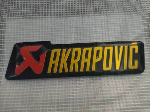 【ゆうパケット送料込】AKRAPOVIC(アクラポビッチ) エンブレムプレート 縦4cm×横15cm×厚さ1.5mm アクラポ