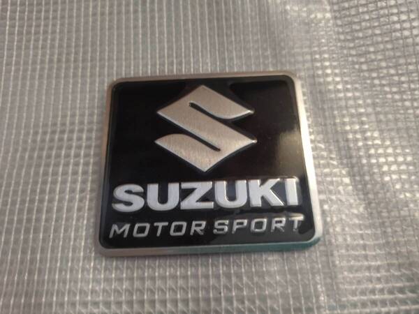 【ゆうパケット送料込】SUZUKI(スズキ) エンブレムプレート ブラック 縦5.5cm×横6cm アルミ製