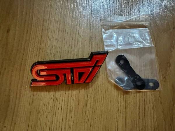 【ゆうパケット送料込】STI 3Dエンブレム (Fグリル用) レッド/ブラック 縦4cm×横8cm スバル
