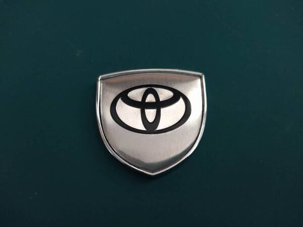 【ゆうパケット送料込】TOYOTA(トヨタ) ホームベース型エンブレム シルバー 縦3.9cm×横3.9cm×厚さ2.5mm