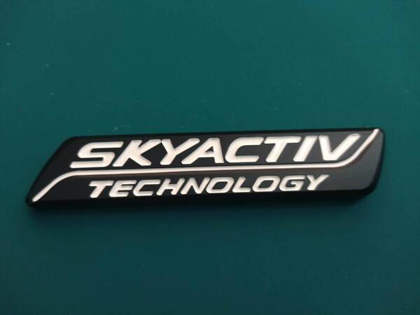 【ゆうパケット送料込】SKYACTIV(スカイアクティブ) エンブレム マットブラック 縦2cm×横10.2cm×厚さ2~4mm MAZDA マツダ