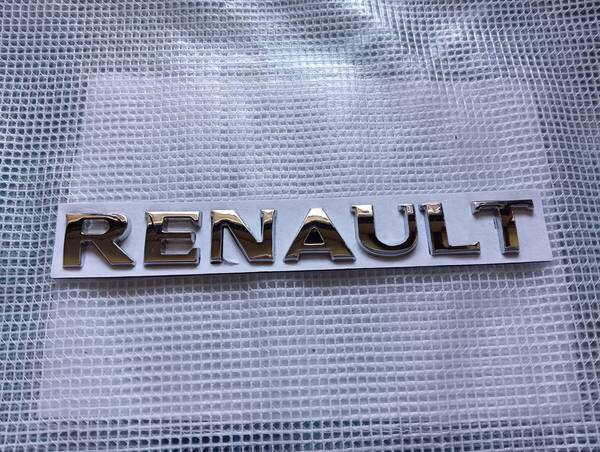 【ゆうパケット送料込】RENAULT(ルノー) エンブレム メッキシルバー 縦2.5cm×横15.0cm 厚さ2mm 金属製