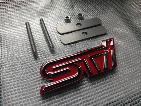 【ゆうパケット送料込】STI 3Dエンブレム (Fグリル用) レッド/メッキ 縦3.6cm×横9.3cm 金属製 スバル