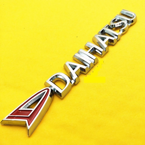 【ゆうパケット送料込】ダイハツ(大阪発動機) 3Dエンブレム メッキシルバー 縦2cm×横15.25cm DAIHATSU