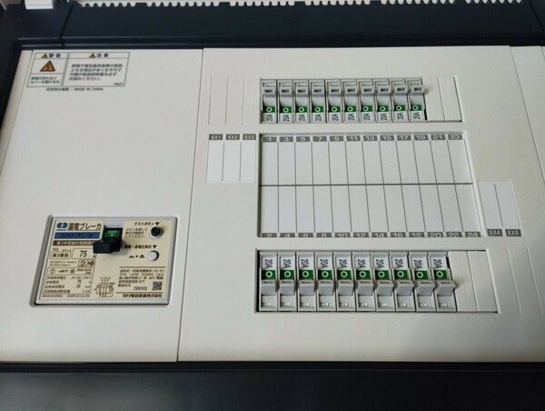 新品 河村電器産業 回路数20+4 主幹75A 住宅用分電盤 ホーム分電盤 EN7204 リミッタースペース無し 単3 20回路+4 ELB3P75A 検:ELB3P60A 60A