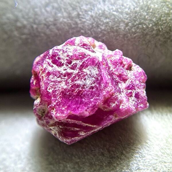 非加熱 ルビー 3.25ct 未処理 六角 天然ルビー 原石 マダガスカル 天然石 鉱石 鉱物コランダム 原石標本 パープルピンク 不透明 蛍光反応