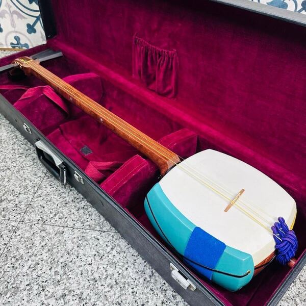 三味線 丸打胴 花梨 和楽器 弦楽器 皮破れ有 東サワリ 太棹 ハードケース 鍵付き 現状