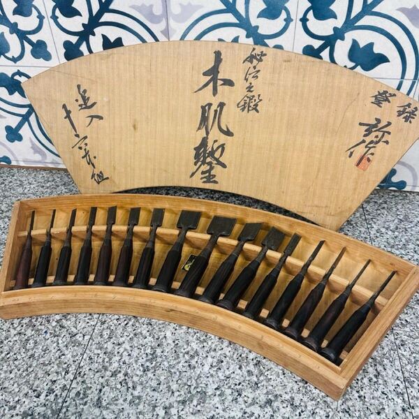 高級 希少 秘伝之鍛 弥作 木肌鑿 鑿 ノミ のみ 追入 16本セット 箱入り 大工 道具 工具 木彫り DIY 建築 職人 現状