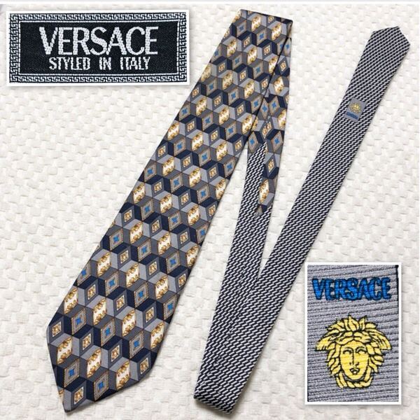 ■美品■VERSACE ヴェルサーチ ネクタイ スカーフ柄 菱形と台形 黄金装飾 総柄 グレー系×ゴールド等 シルク100% 日本製
