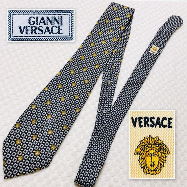 ■美品■GIANNI VERSACE ジャンニヴェルサーチ ネクタイ スカーフ柄 メデューサ 四角 総柄 シルク100% イタリア製 ブラック