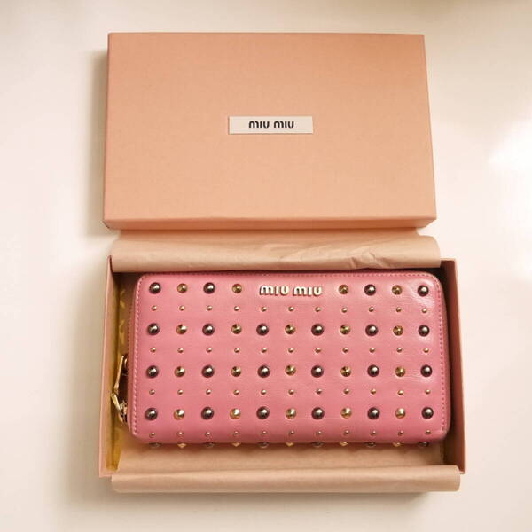 $ 美品 訳 $ ◆ miumiu ◆ ミュウミュウ◆ スタッズ付き 本革 レザー製◆ ラウンドファスナー 長財布 ◆ ストロベリーピンク系 ◆ 送料無料