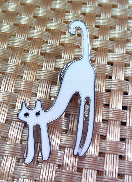 《白縦長FR芸術猫》white白■フランス アート ■芸術 可愛い『背伸びをしているねこ』(=^・^=)ネコ好き ■金属ピンバッジ バッチ■おしゃれ