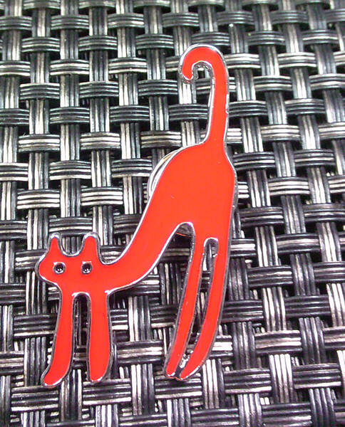 《赤縦長FR芸術猫》■RED赤■フランス アート ■新品 可愛い『背伸びをしているねこ』(=^・^=)ネコ好き ■金属ピンバッジ バッチ■おしゃれ