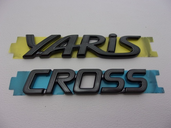 【 トヨタ 10/15系 後期 ヤリス クロス MXPB/MXPJ 】 10/15系 YARiS CROSS プラチナ ブラック ヤリス クロス 文字 エンブレム