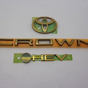7トレジャー 【 AZSH32型・KZSM30型 】 トヨタ 30系 クラウン (CROWN) セダン プレミアム ゴールド エンブレム リア 3点セット