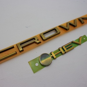 7トレジャー 【 AZSH32型・KZSM30型 】 トヨタ 30系 クラウン (CROWN) セダン プレミアム ゴールド エンブレム 文字 2点セット