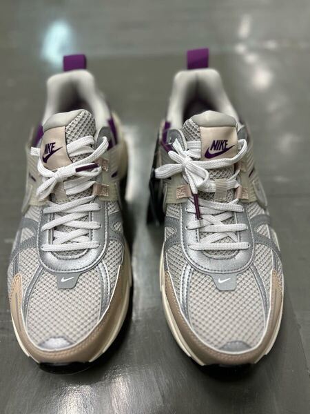2025年 NIKE ナイキ V2K ランプレミアム 27.5cm 新品未使用品 スニーカー 人気 直営店品