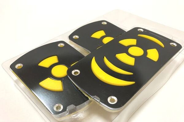 汎用スポーツペダルセット アルミ製 AT車用 ブレーキ アクセル カスタムパーツ 滑り止め 取付簡単 危険 警告 マーク ハザード