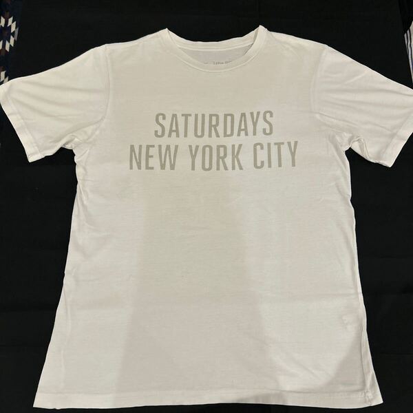 SATURDAYS NYCサタデーズ ニューヨーク フロントブランドロゴTシャツ