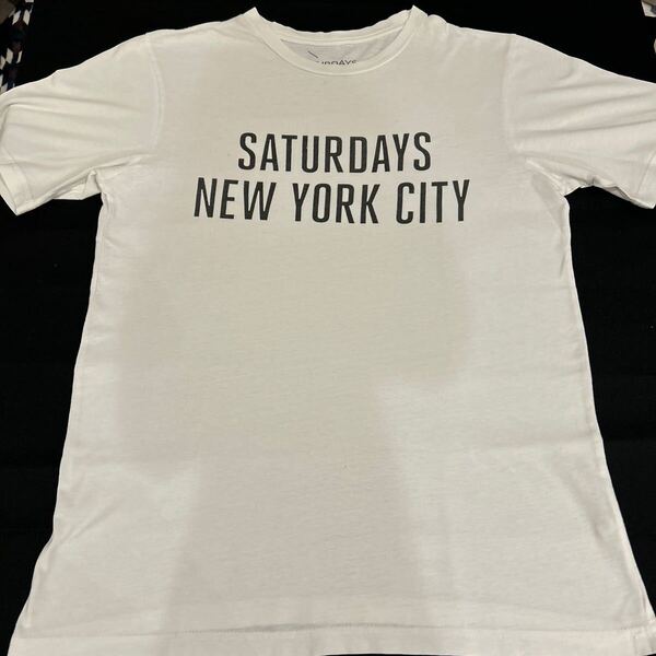 SATURDAYS NYCサタデーズ ニューヨーク フロントブランドロゴTシャツ