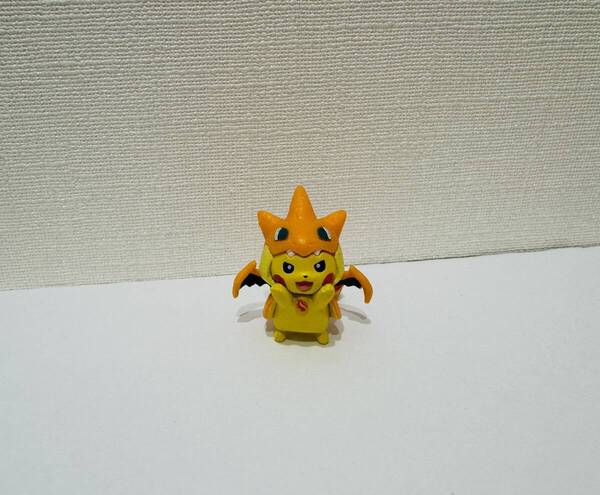 送料込み ポケモンセンター 限定 フィギュアコレクション メガポンチョを着たピカチュウ ガチャガチャ リザードン マスコット
