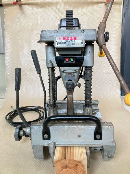 マキタ makita 角ノミ 7304 30mm 木工DIY 電動工具 角のみ 穴あけ カクノミ