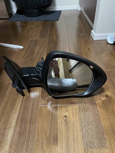 アルファロメオ ステルヴィオ 右側サイドミラー