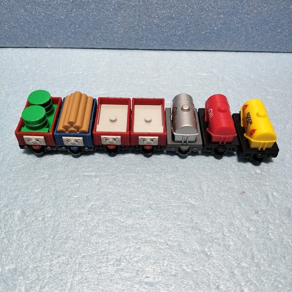 トミカトーマス【即決】いたずら・いじわる貨車 タンク貨車 ※一部の連結パーツ欠品 OIL ソドー トーマストミカ