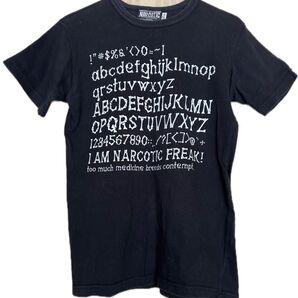NARCOTIC Tシャツ 黒 プリント アルファベット