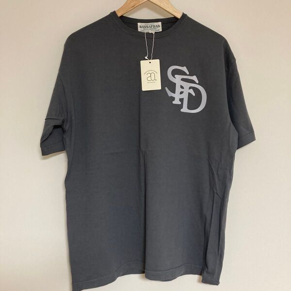 未使用 アーバンリサーチドアーズ ササフラスSASSAFRAS SFD 20th Tシャツ チャコールグレー Mサイズ