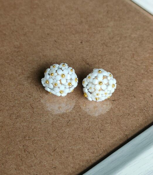 ハンドメイド お花とゴールドビーズのピアス ホワイト