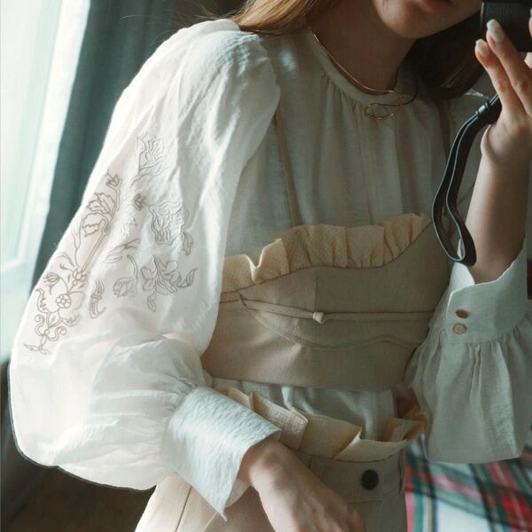 EAPHI VOLUME SLEEVE EMBROIDERY BLOUSE