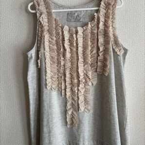 ノアール ボリュームフリル付きグレータンクトップ