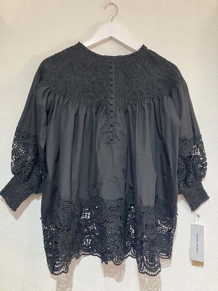 袖裾刺繍レースシャーリングデザインブラウス ブラック
