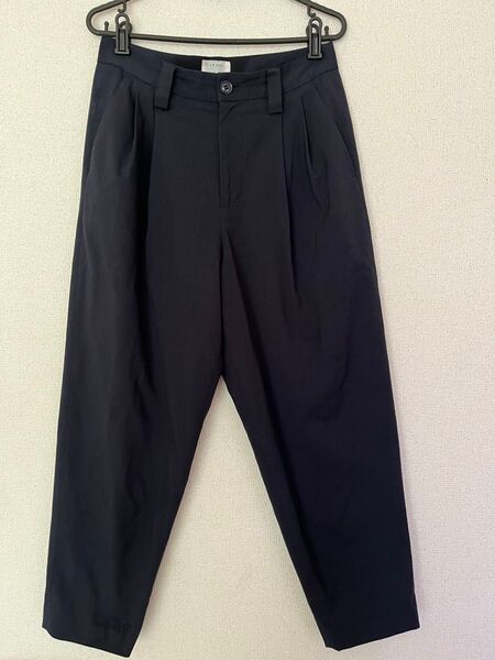 タック入りテーパードパンツ ブラック