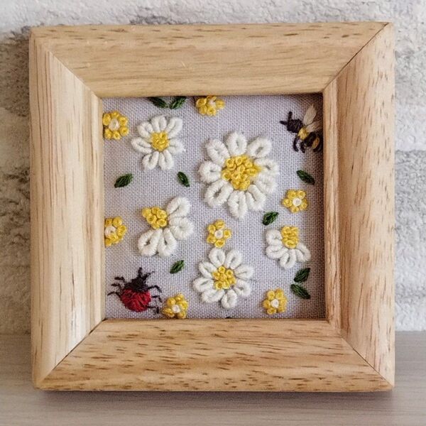 刺繍 フレーム 刺繍完成品 白い花と虫達 インテリア フレーム ナチュラル