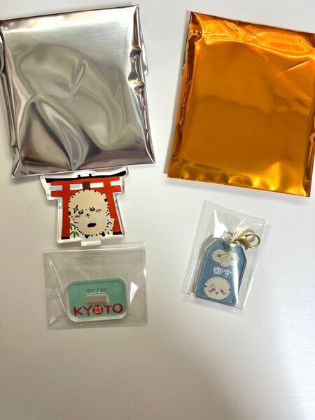 京都限定 ちいかわ もぐもぐ本舗 トレーディングアクリルスタンド トレーディングミニお守りチャーム ラッコ先生 2点セット