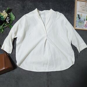 GU ジーユー シャツ(S)白 麻混合 Vネック 5分袖 夏ぽい 首元スッキリ 細見え