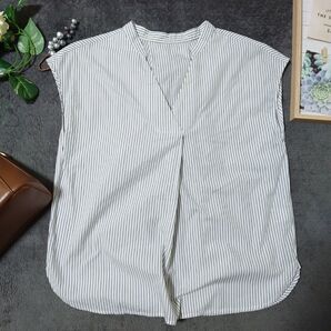 GU ジーユー ノースリーブ シャツ(S)Vネック 白 黒 ストライプトップス