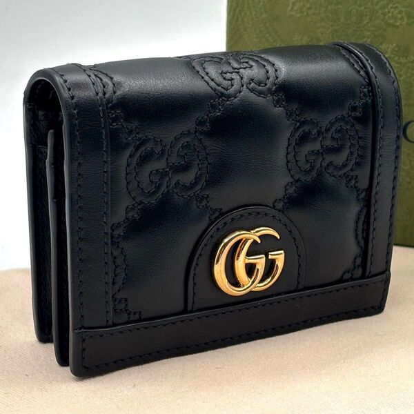 極美品 保存箱付き グッチ GGマトラッセ 二つ折り財布 マーモント 黒 金