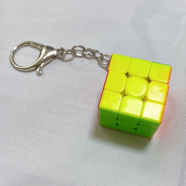 マジックキューブ キーホルダー 3x3x3 立体パズル ミニサイズ かわいい キーチェーン