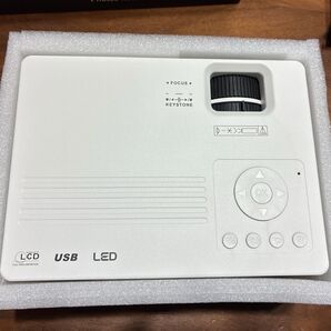 LEDプロジェクター LCD FULL HIGH-DEFINITION USB 未使用