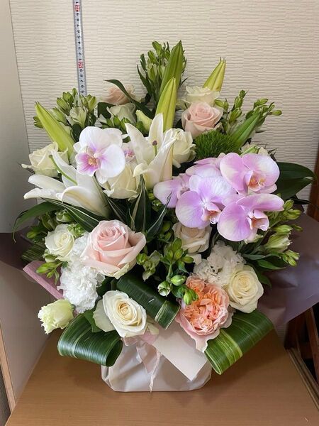 生花気持ち込めて大人雰囲気のアレンジ